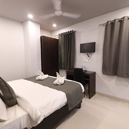 Nirpra Regency Hotel New Delhi Exterior foto