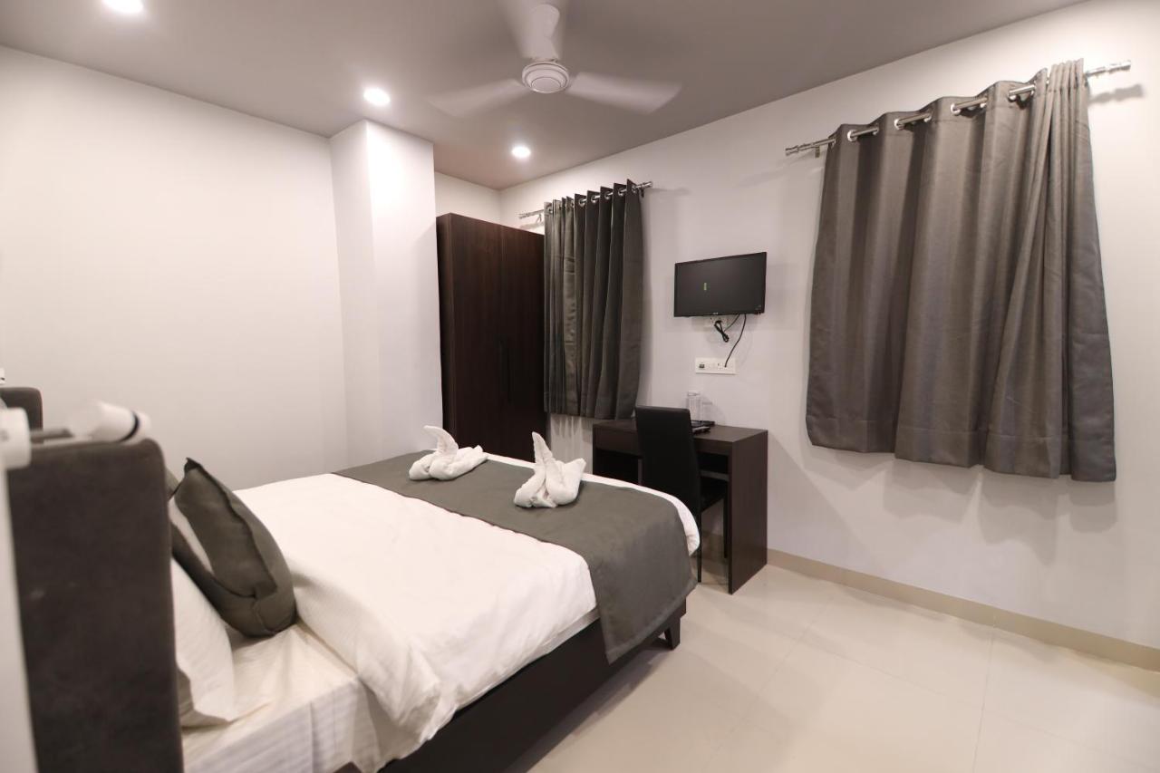Nirpra Regency Hotel New Delhi Exterior foto