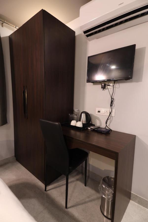 Nirpra Regency Hotel New Delhi Exterior foto