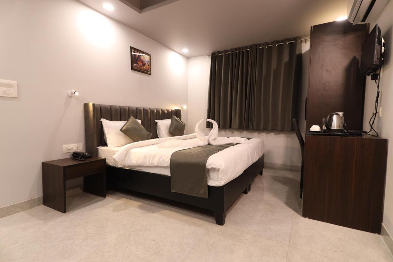 Nirpra Regency Hotel New Delhi Exterior foto