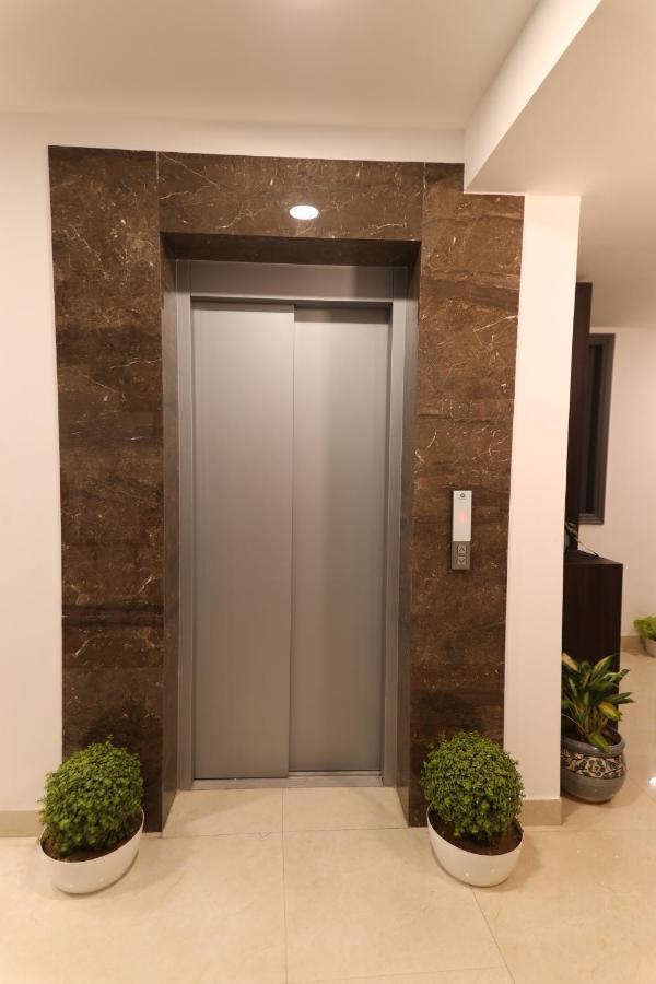 Nirpra Regency Hotel New Delhi Exterior foto
