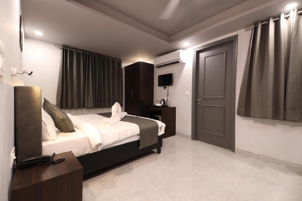 Nirpra Regency Hotel New Delhi Exterior foto