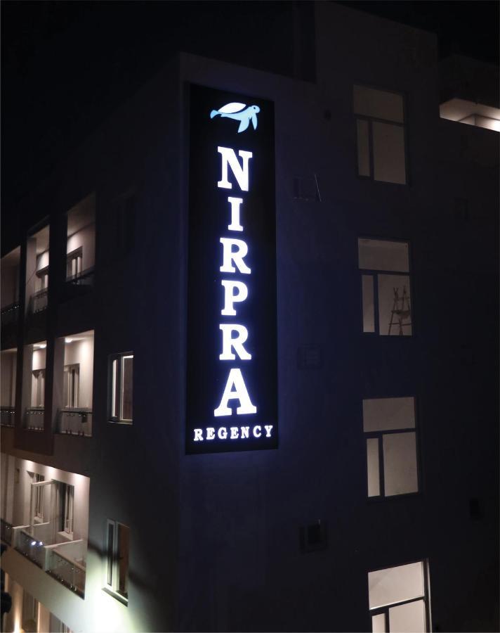 Nirpra Regency Hotel New Delhi Exterior foto