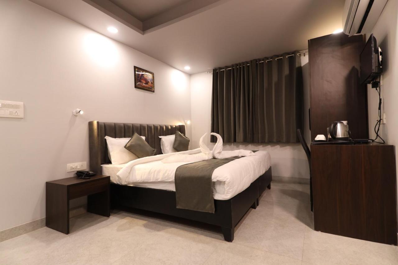 Nirpra Regency Hotel New Delhi Exterior foto