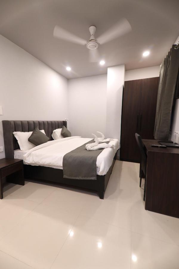 Nirpra Regency Hotel New Delhi Exterior foto