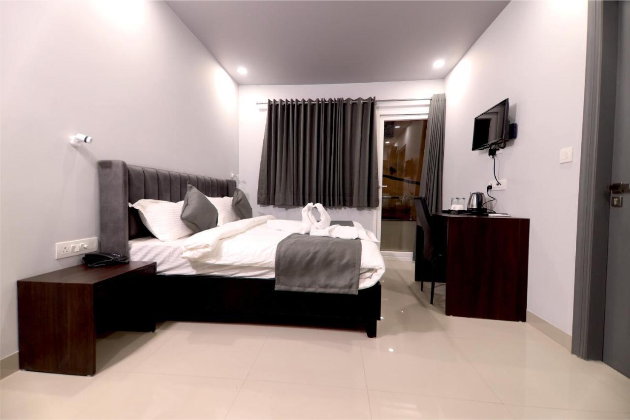 Nirpra Regency Hotel New Delhi Exterior foto
